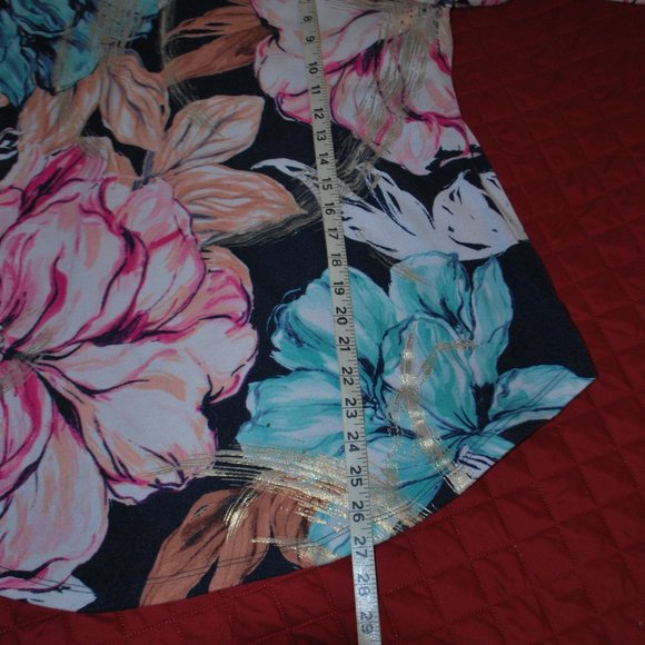 3/$30 - Floral Top w/Front Keyhole & Gold Striping - L - Picture 9 of 12